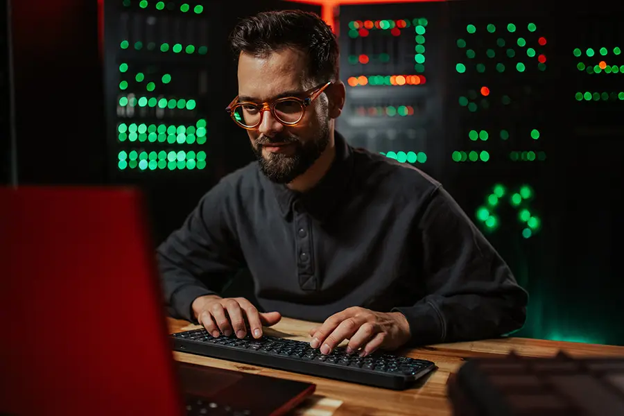 Quelles sont les compétences et les qualités requises pour devenir analyste sécurité informatique ?