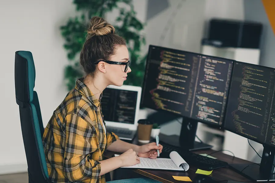 Quelles sont les compétences et les qualités requises pour devenir développeur informatique ?