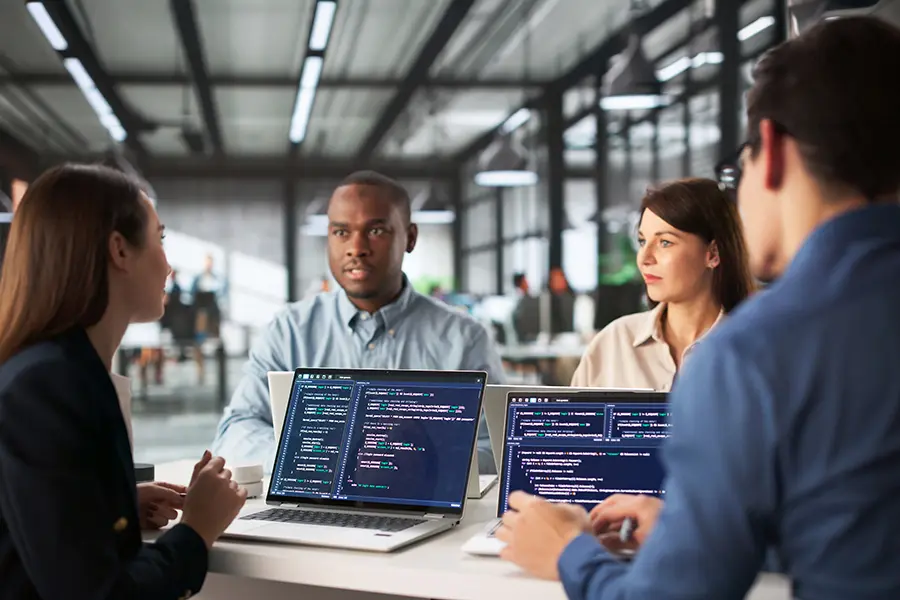 Quelles sont les compétences et les qualités requises pour devenir ingénieur d’études et de développement informatique ?