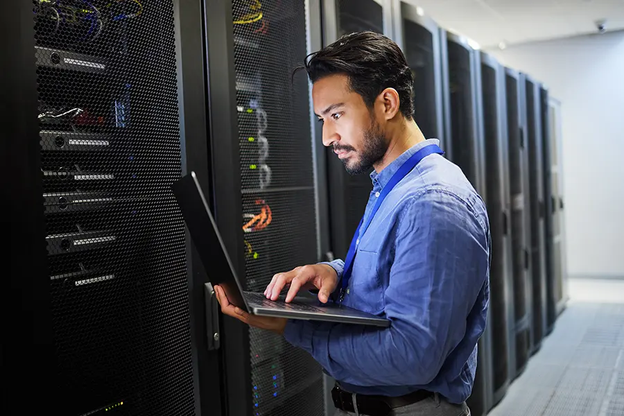Quelles sont les compétences et les qualités requises pour devenir technicien systèmes et réseaux ?